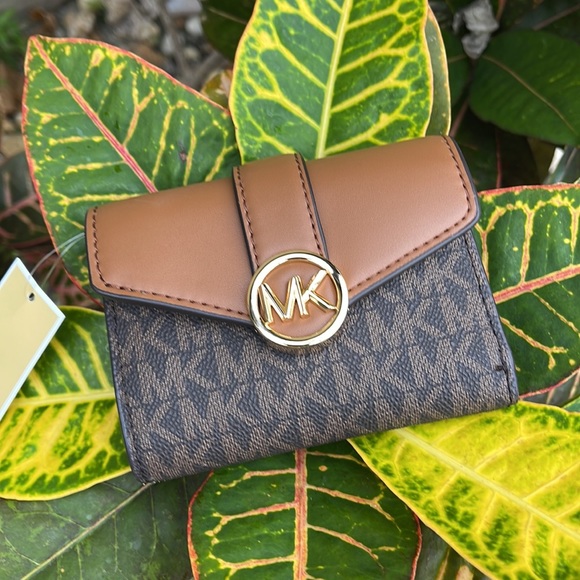 MICHAEL KORS CARMEN MEDIUM LOGO AND FAUX LEATHER WALLET BROWN - Picture 13 of 16